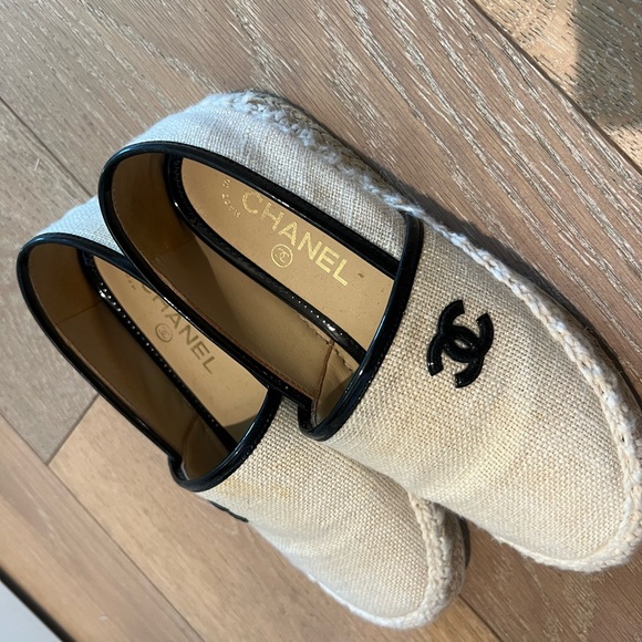CHANEL Cream and Black Espadrille Flats - Picture 5 of 12